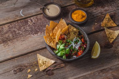 Kızarmış yassı ekmek ile Geleneksel Arap fattoush salata, kopya alanı