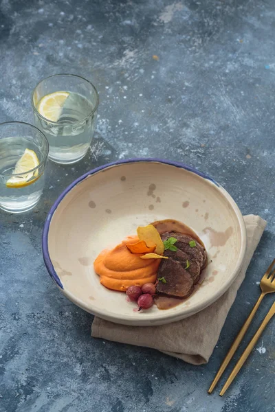 Тушеный ягненок с пюре из сладкого картофеля, блюдо ресторана, пространство для копирования — стоковое фото