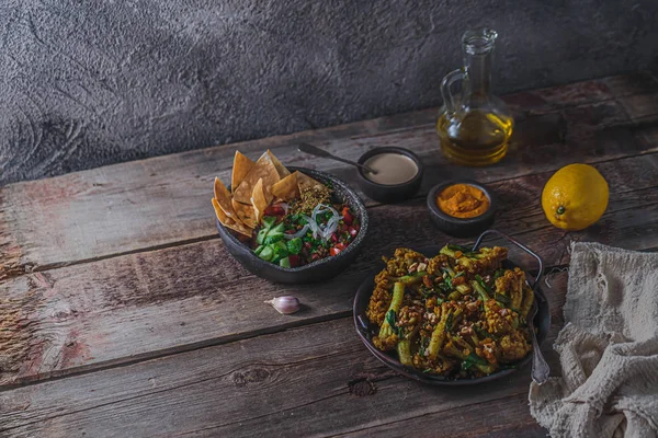 Gebakken bloemkool met salade gezond diner, kopieer ruimte — Stockfoto