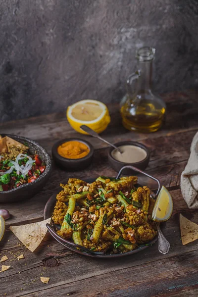 Gefrituurde bloemkool met aubergine salade en knapperig brood, kopieer ruimte — Stockfoto