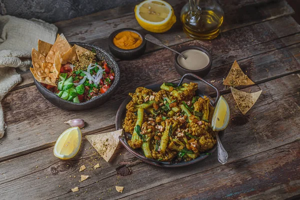 Midden-Oosters gebakken bloemkool met groene ui, donkere foto — Stockfoto