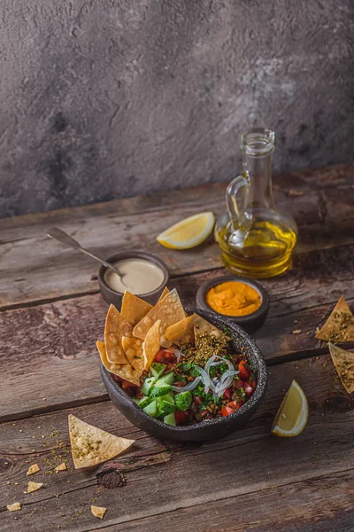 Traditionele Arabische Fattoush salade met gebakken plat brood, kopieer ruimte — Stockfoto