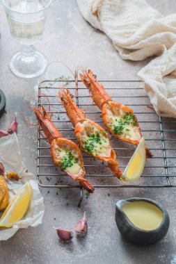 Sos ve taze soğanlı kızarmış karides.