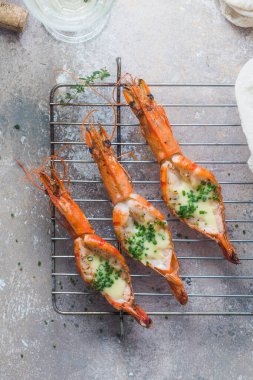 Sos ve kabuklu ekmekle servis edilen taze ızgara karides.