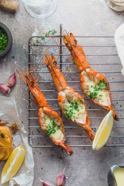 Camarones frescos a la parrilla servidos con salsa y pan crujiente — Foto de Stock