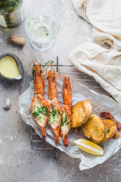 Camarones frescos a la parrilla servidos con salsa y pan crujiente — Foto de Stock