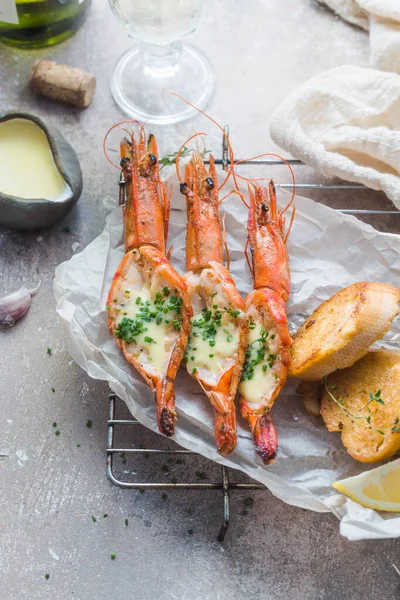 Enormes gambas a la parrilla con pan y salsa de ajo — Foto de Stock