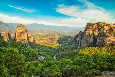 Gündoğumunda Meteora 'daki kaya ve manastırın panoramik manzarası, Trikala bölgesi, Yunanistan