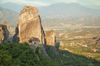 Gündoğumunda Meteora 'daki kaya ve manastırın panoramik manzarası, Trikala bölgesi, Yunanistan