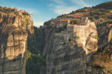 Meteora, Thessaly, Yunanistan 'da kayanın tepesindeki Eski Manastır