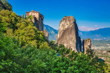 Gündoğumunda Meteora 'daki kaya ve manastırın panoramik manzarası, Trikala bölgesi, Yunanistan