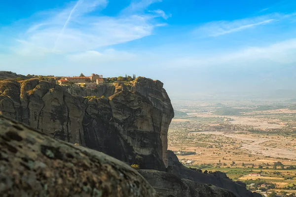 Antiguo Monasterio en la cima de la roca en Meteora, Tesalónica, Grecia. — Foto de Stock