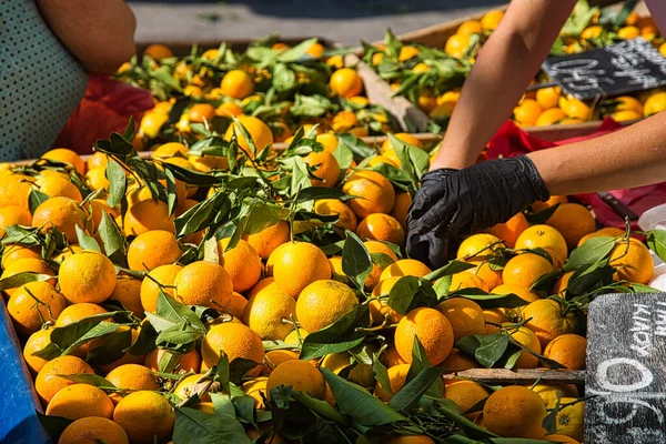 Zomer dorp marktplaats met sinaasappels in Griekenland — Stockfoto