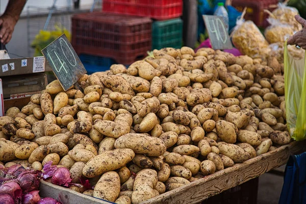 Zomer dorp marktplaats met aardappelen in Griekenland — Stockfoto