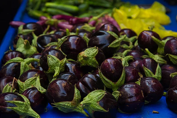 Berinjelas para bebés no mercado dos agricultores na Grécia — Fotografia de Stock