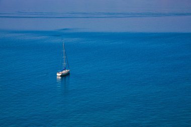 Mavi arka planda Akdeniz yatı