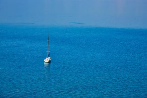 Yacht στη Μεσόγειο θάλασσα σε μπλε φόντο — Φωτογραφία Αρχείου