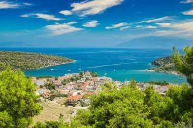 Yunanistan 'ın Peloponnesos kentinde yeşil ağaçları olan küçük bir köy