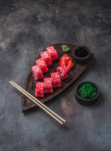 California Roll sobre tabla de madera. Menú de sushi. Comida japonesa. Comida asiática — Foto de Stock