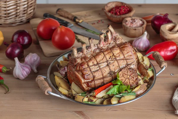 Friptură de porc Loin cu coaste și legume coapte pe masa de bucătărie — Fotografie, imagine de stoc