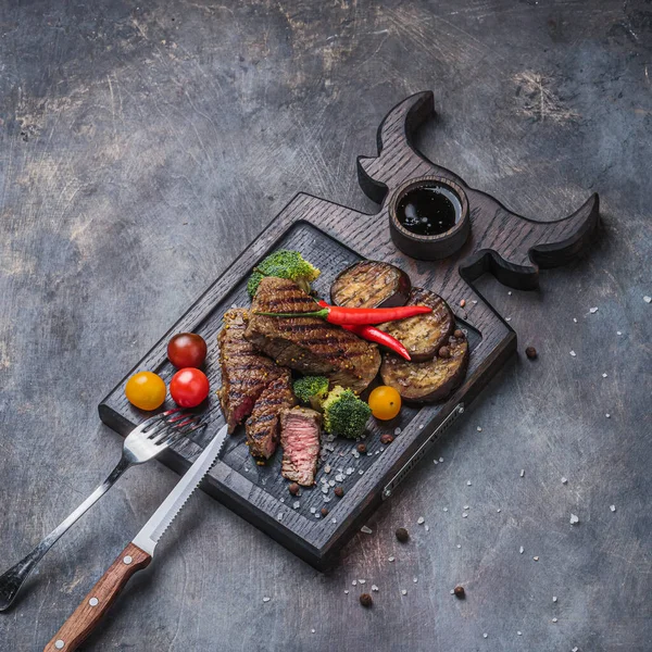 Gegrilde en gesneden beek biefstuk met groenten, kopieerruimte — Stockfoto