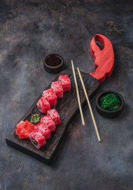 Kaliforniya tahtasının üzerinde yuvarlanıyor. Suşi menüsü. Japon yemeği. Asya Yemekleri