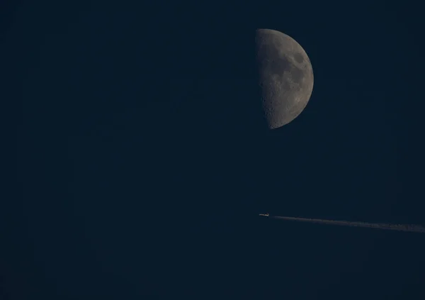 Lua e avião — Fotografia de Stock