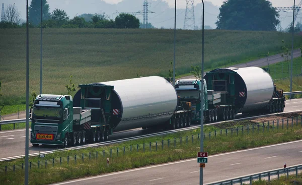 Transport Steel Wind Turbine Mast Components Trucks — Stock Photo, Image