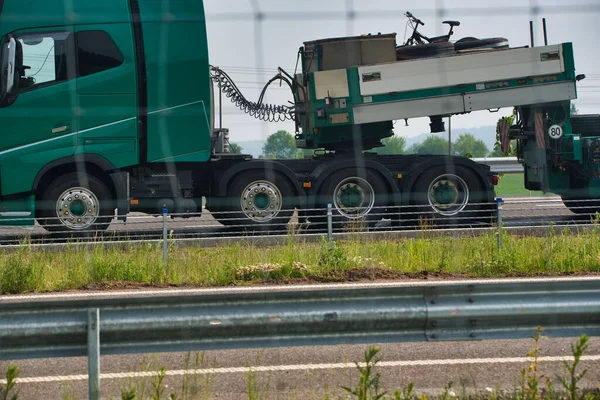 Přeprava Komponentů Stožáru Ocelových Větrných Turbín Nákladními Automobily — Stock fotografie