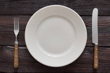 Tabak, çatal ve bıçak vintage ahşap zemin üzerine