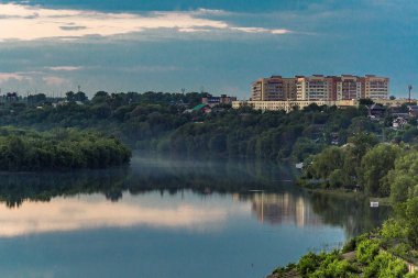 Nehrin karşısındaki güzel manzara