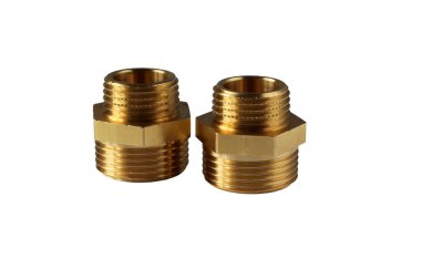 Beyaz arka plan üzerinde izole sıhhi tesisat vanaları. Malzeme - nikel kaplama pirinç