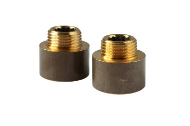 Su tesisatındaki azalma beyaz arka planda izole edilmiş. Malzeme - Nikel kaplama pirinç