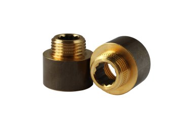 Su tesisatındaki azalma beyaz arka planda izole edilmiş. Malzeme - Nikel kaplama pirinç