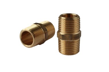 Altıgen pirinç boru, beyaz arka plan üzerinde izole meme dişli. Malzeme - nikel kaplama pirinç