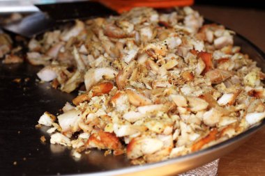 Tavuk shawarma parçaları metal bir tabak üzerinde yalan dilimlenmiş