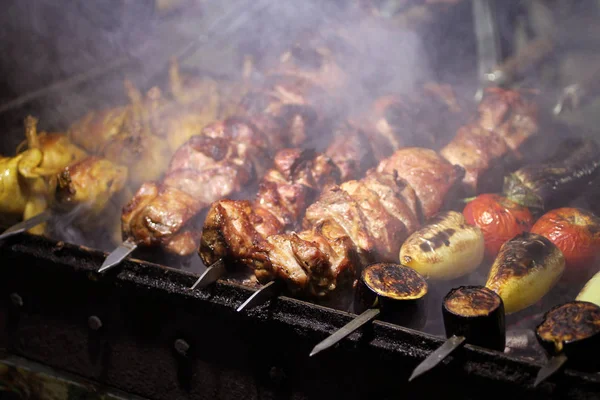 串グリル火鉢にフライパンで豚肉 ウズラ 野菜のバーベキュー — ストック写真