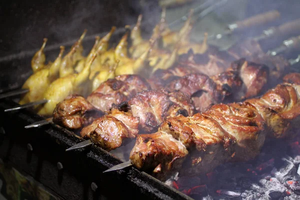Domuz eti ve bıldırcın ızgara mangal üzerinde kızartma şişleri tarihinde mangalda 