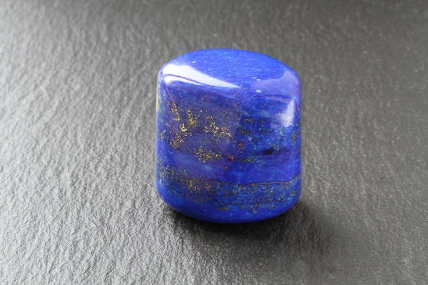 Una Piedra Azul Lazurita Tablero Piedra Negro — Foto de Stock