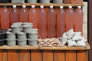 Sivash Gölü kıyısında ki tezgahta duran banyo için şifalı çamur, salamura ve tuz içeren plastik kaplar, şişe ler ve torbalar