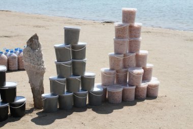 Sivasgölü kıyısında duran banyo için şifalı çamur ve tuz ile plastik kaplar ve büyük plastik şişeler