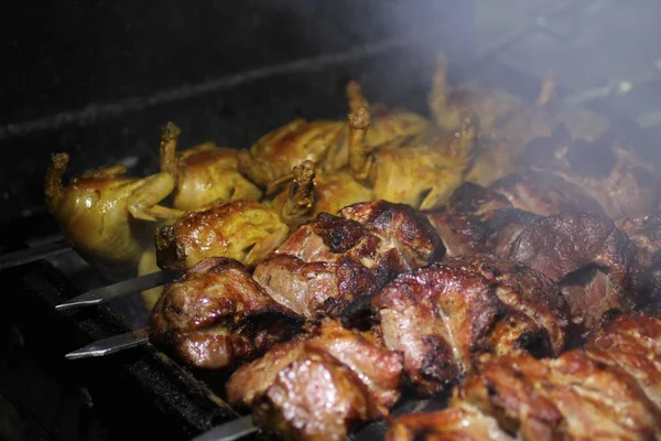 豚肉とウズラのグリル火鉢で揚げる串バーベキューします。 — ストック写真