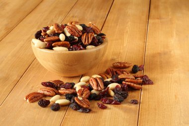 Pekan somun, jumbo siyah kuru üzüm, kızılcık, badem zekâ karışımı