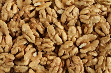 Büyük kabuklu ceviz yığınının üst görünümü 