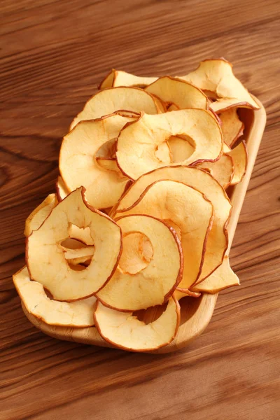 Apple čipy, ležící na bambusové desky na dřevěný stůl. Closeup. — Stock fotografie