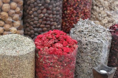 Üstünde belgili tanımlık sayaç Dubai sokak pazarında ayakta şeffaf paketlerinde kuru baharat