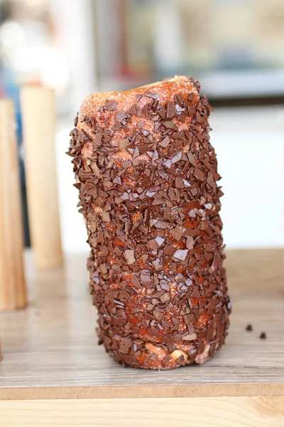 Pasta dükkanında tezgahta çikolata ile geleneksel Macar rulo Kurtosh. Closeup