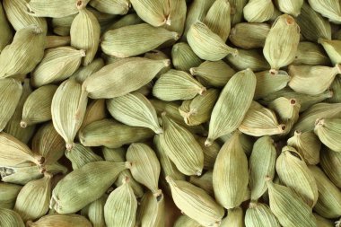 Kuru dağınık rafine edilmemiş kakule tohumu yığını üzerinde üstten görünüm