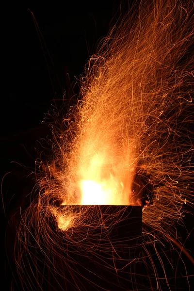 Vuurvlammen Vonken Van Brandhout Branden Nachts Een Metalen Buitenhaard Tegen — Stockfoto