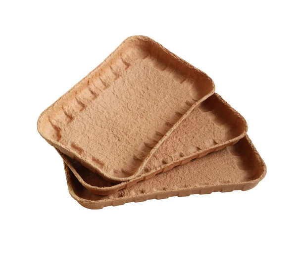 Beyaz arka planda izole edilmiş sıkıştırılmış kartondan yapılmış biyolojik çözünür yiyecek tepsileri. Yakın çekim.